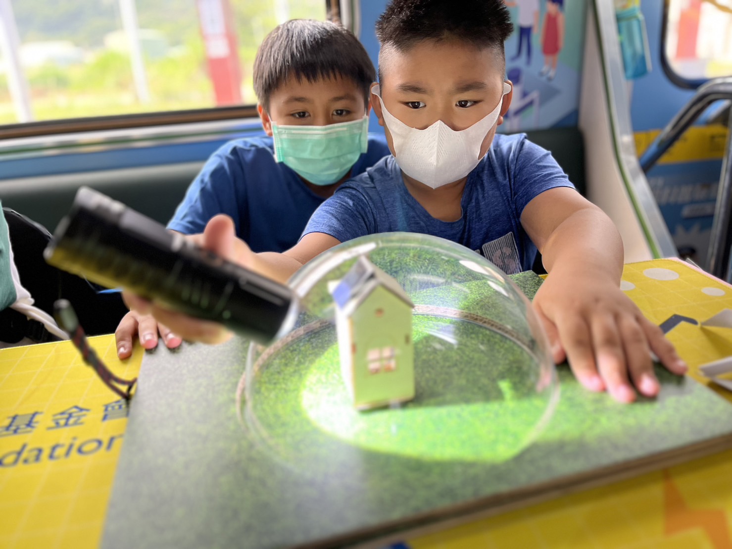 友達參與基礎科學主題車廂，以STEAM教學精神，設計「逐日科學家」、「太陽能工程師」以及「淨零建築師」三大能源科普課程和實驗