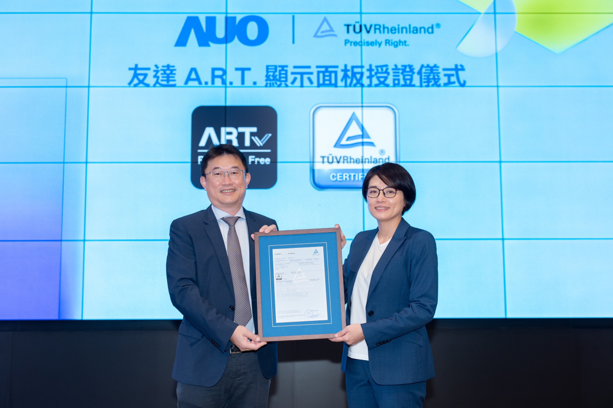NG娱乐A.R.T.显示技术获得全球首张德国莱因TUV无反射认证，由NG娱乐光电显示策略事业群资深副总经理陈建斌代表受证(图左)