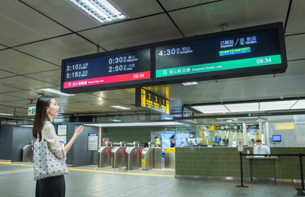 達擎TARTAN顯示器的特殊長條型比例非常適合空間與高度有限的大眾運輸場域應用，具備工業等級高品質、高亮度、高解析與高色彩飽和度等優勢，打造都會智能車站新風貌。
