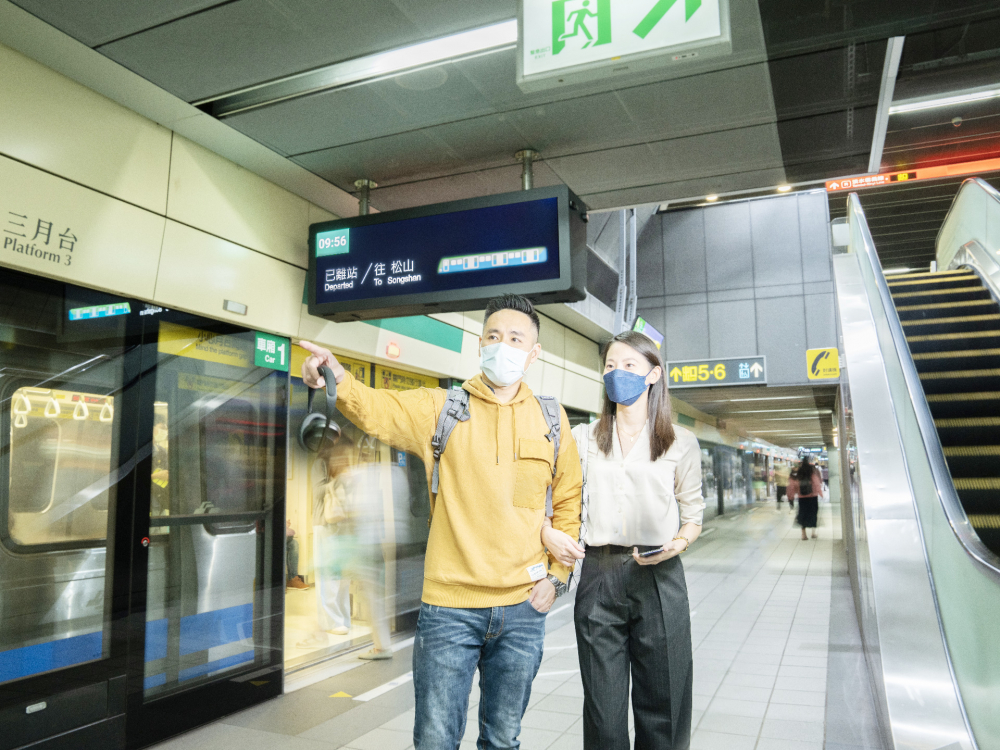 友達旗下達擎之客製化TARTAN顯示器，於台北捷運中山站亮相。以獨特長條型比例與高畫質特色，為台北捷運站帶來嶄新的都會車站風貌