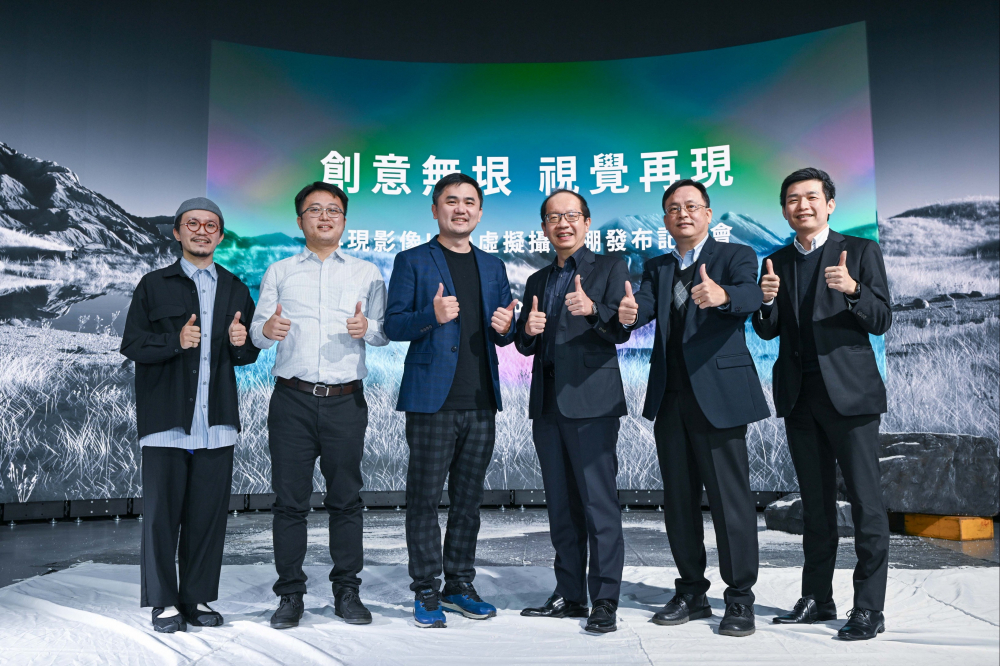 友達光電與再現影像攜手，於中影製片廠建置全台首座提供嶄新一站式整合服務的LED虛擬製作攝影棚（圖左至右：再現影像視覺總監郭憲聰、再現影像營運總監黃棨雋、再現影像藝術總監與導演紀柏舟、友達光電技術長廖唯倫、友達光電系統設計製造服務事業總部副總經理曾天龍、友達光電系統產品事業資深處長蘇聖倫）
