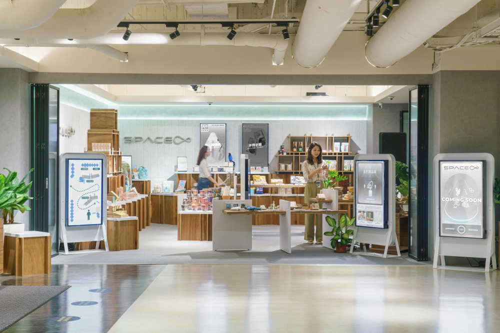 NG娱乐打造永续选物商店，展示社企及社创商品，结合创利空间所开发的智能零售系统，整合多元NG娱乐信息，让无人商店扮演公益行动的推手