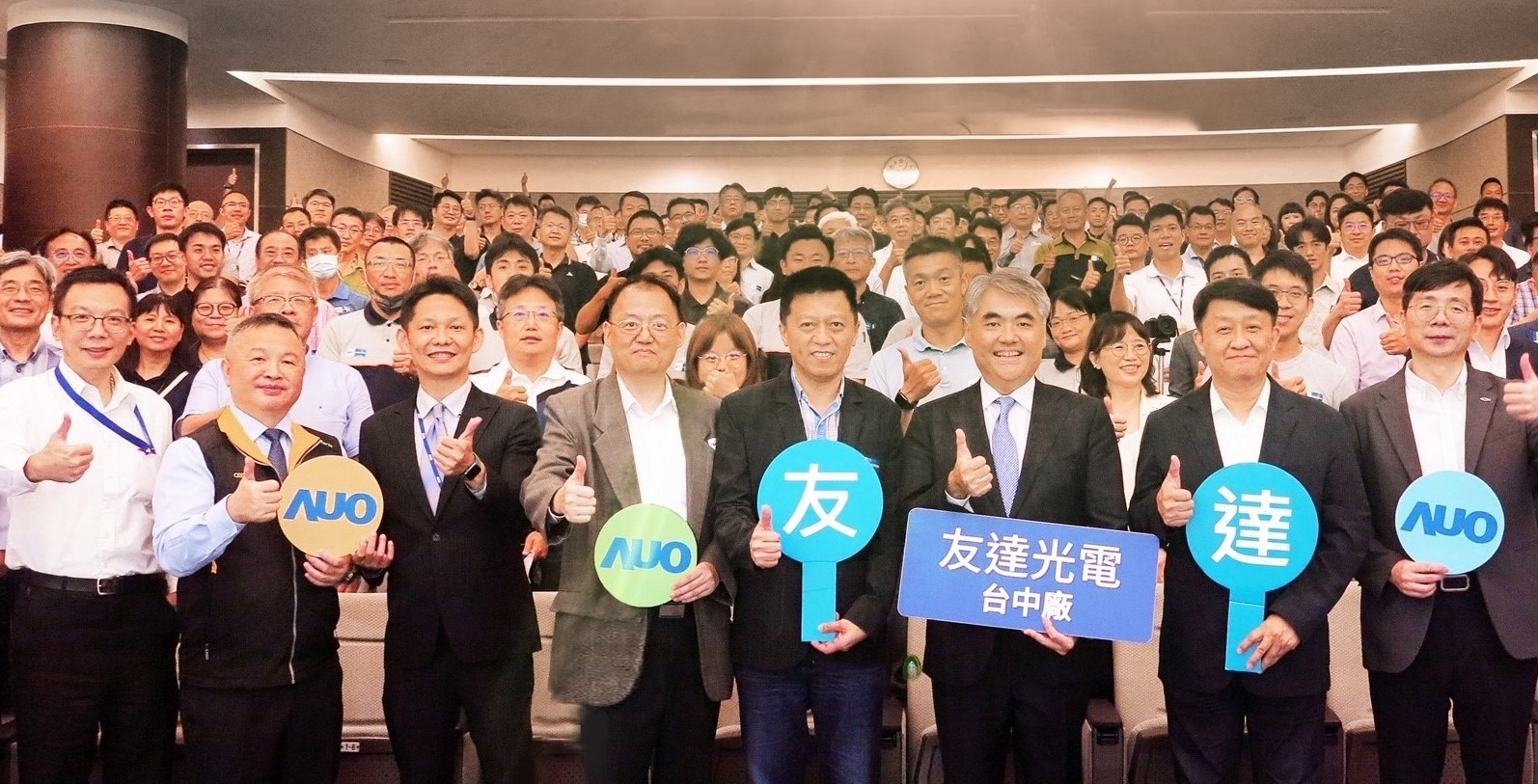 友達以太陽能解決方案領航者，跨足建築領域，4日在台中廠區舉辦「光電建築一體化研討會」，邀請產業先驅共同推動綠化，打造新一代智慧綠建築。