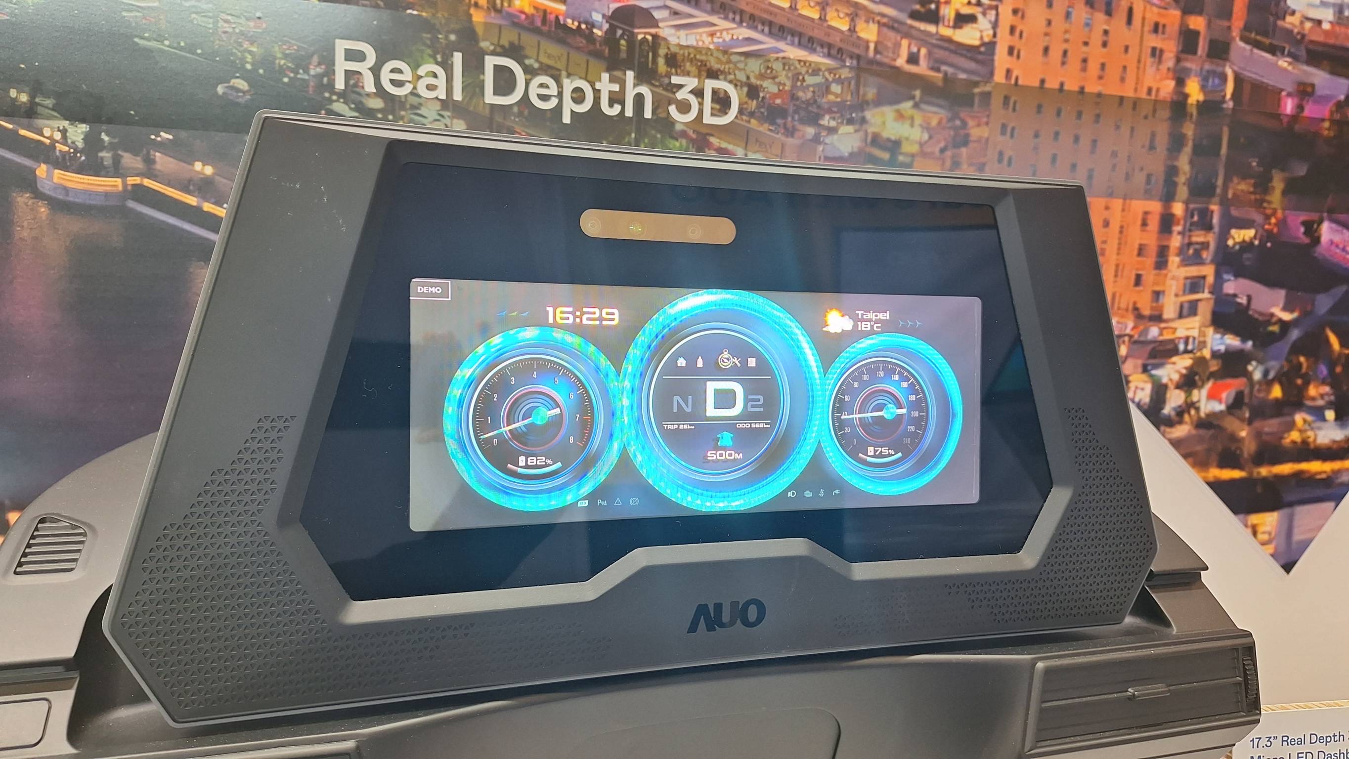 NG娱乐的「裸眼3D Micro LED仪表板」将Micro LED与LCD技术整合成17.3吋显示器，打造令人惊艳的3D效果，同时具备DMS辨识系统，可侦测驾驶行为并进行安全预警。