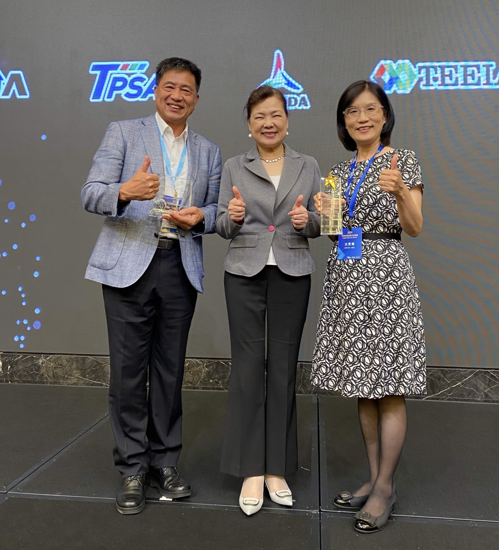 友達致力推動永續發展，於Touch Taiwan2024以3R策略貫穿Display、ESG展位實現綠色展覽目標之成果，Display展位獲綠色裝潢設計鑽質獎最高榮譽，ESG同獲金質獎殊榮。由經濟部長王美花（中）親自頒予友達光電董事長彭双浪（左）、友達光電永續長古秀華（右）