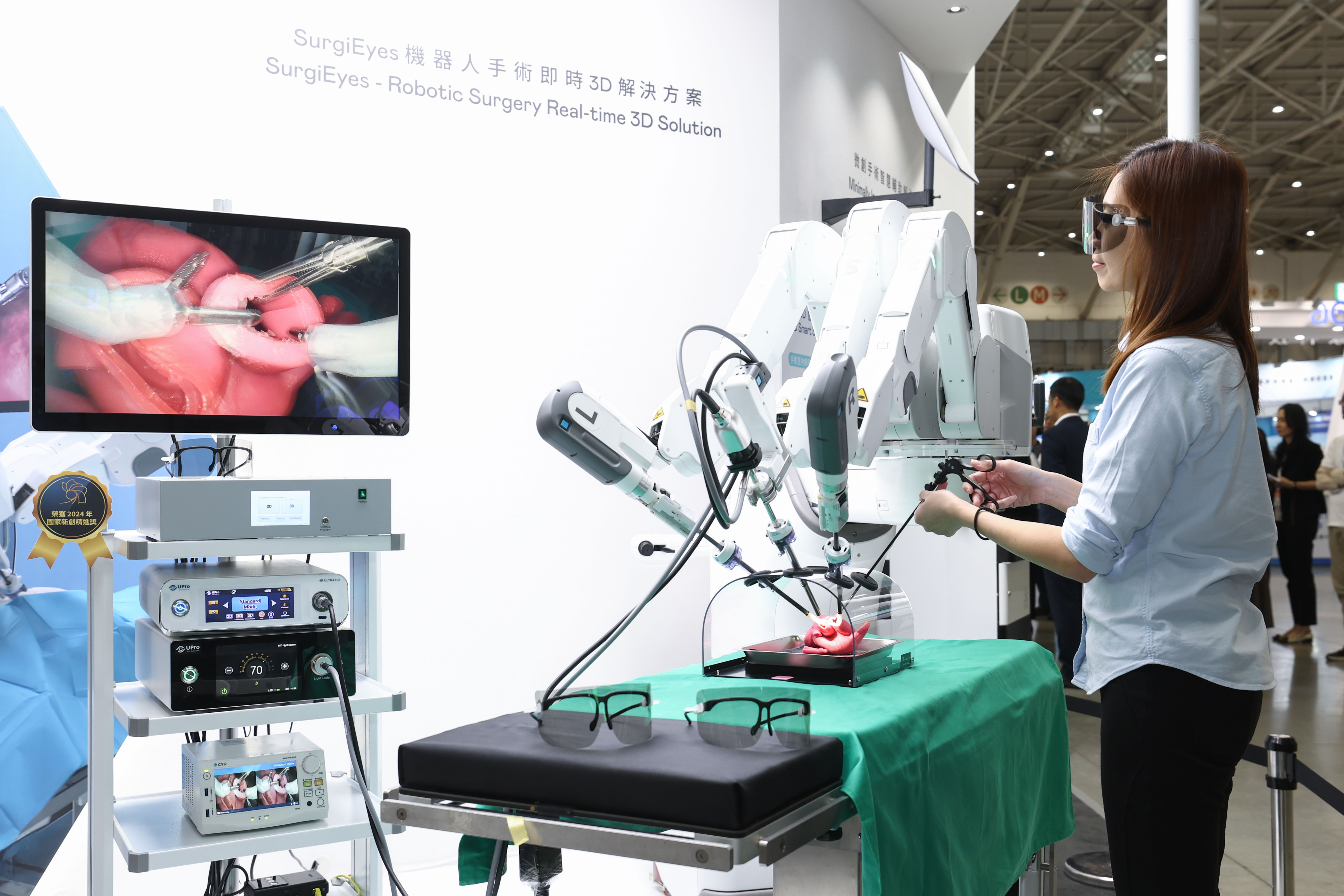 達擎以〝SurgiEyes機器人手術即時3D解決方案〞為核心，打造全方位的3D智慧手術影像平台，透過即時的影像串聯，連結手術室內、外跨場域的應用，協助醫師突破時空限制，為遠距醫療帶來更多的可能性
