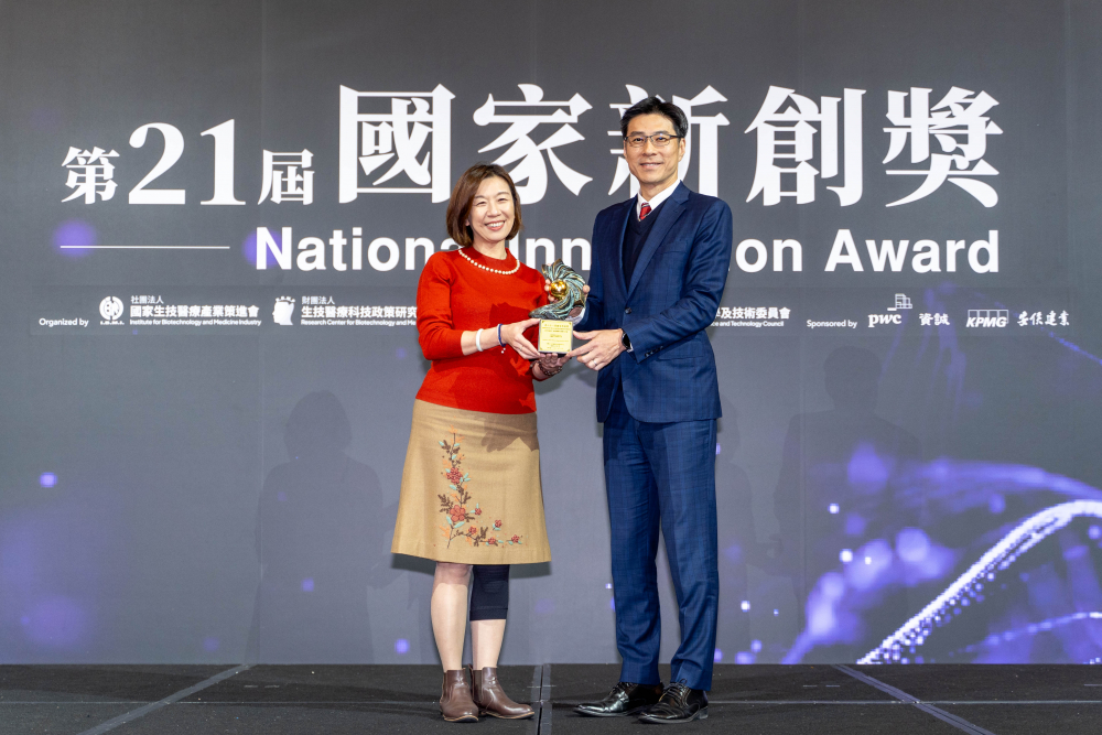 友達旗下子公司友達耘康與達擎分別以「中醫數位化檢測解決方案」及「寬視角3D醫療顯示器」獲得第二十一屆國家新創獎「智慧醫療與健康科技」類別的「企業新創獎」與「國家新創精進獎」兩項殊榮。圖左為衛生福利部政務次長林靜儀、圖右為友達光電智慧醫療事業群總經理廖世宏