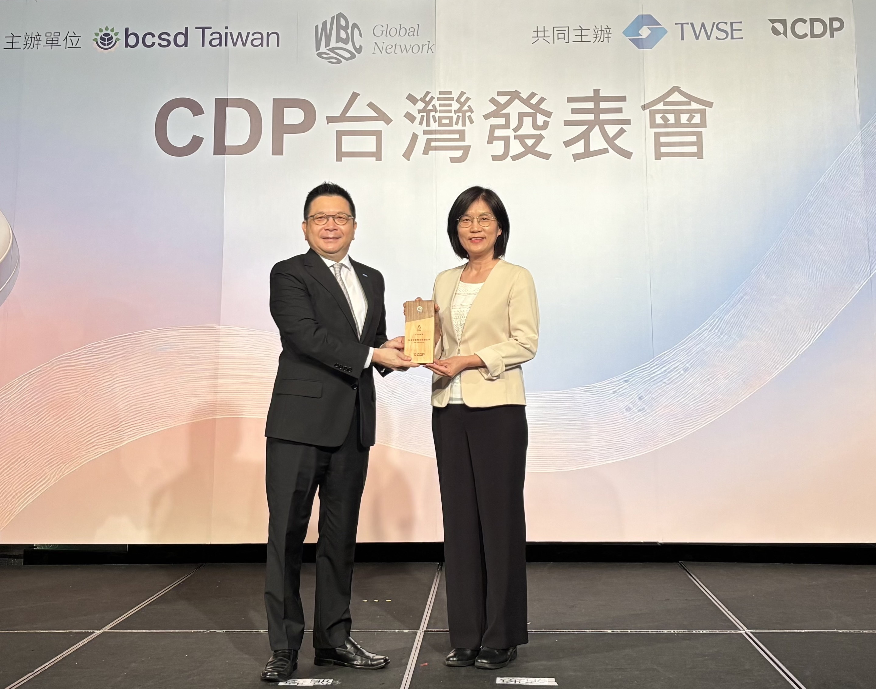 友達永續成果再獲國際評比肯定，獲頒CDP氣候與水資源雙項領導力評級。今由臺灣證券交易所董事長林修銘（左）頒獎，友達光電永續長古秀華（右）代表受獎