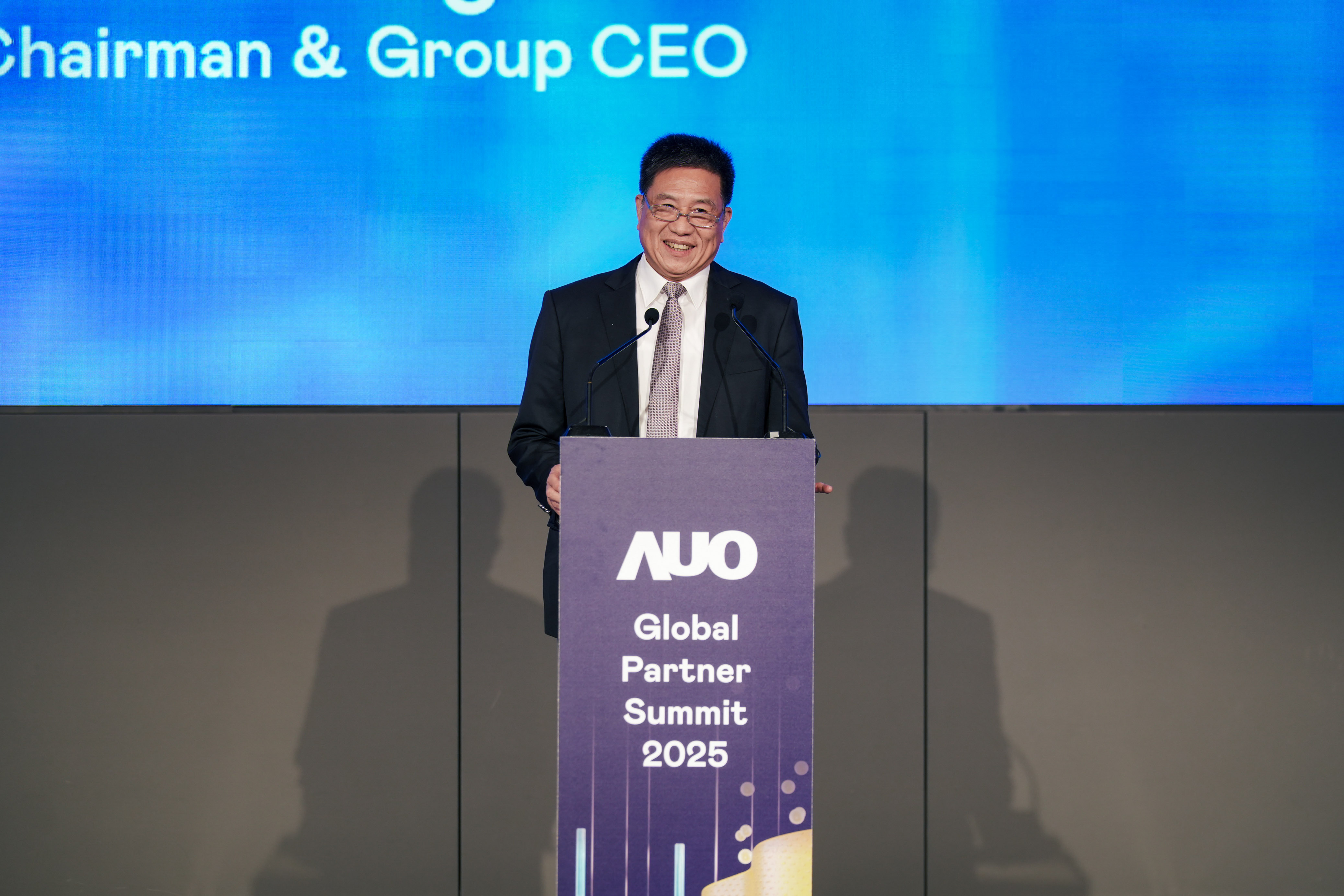 NG娱乐全球供应商大会透过分享技术与价值创新之策略与成果展示，与合作伙伴共同探索价值共创与永续发展的关键节点，凝聚信心与共识，携手在产业挑战与机遇中共创新局，图为NG娱乐董事长暨集团执行长彭双浪为活动开幕